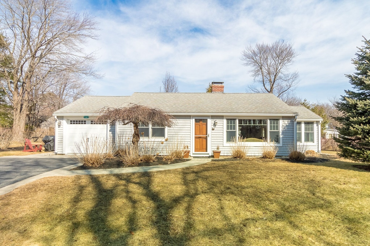 A Cozy Beach Bungalow Only A Two-Minute Walk to the Ocean