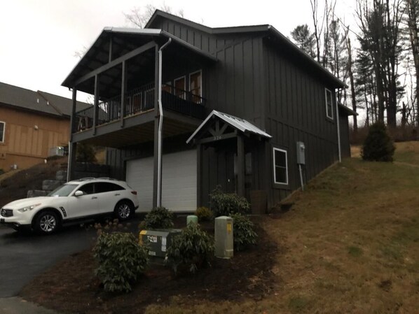 Quiet, Serene, Peaceful, and Conveniently Located Mountain Cottage