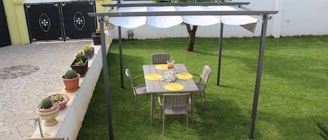 Terrazzo con giardino inglese e gazebo per colazione pranzo o cena