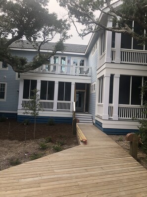 Back of house, 1st/2nd flr screen porches  deck with direct connect grill.