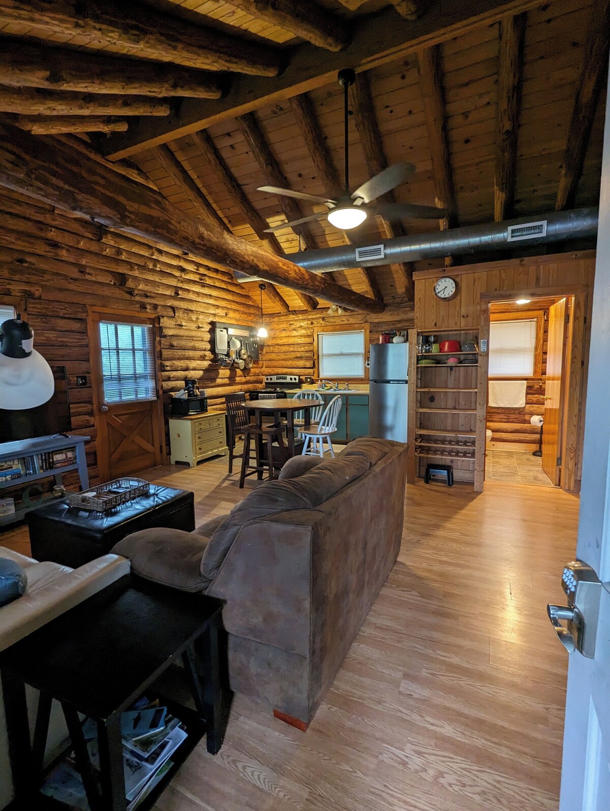 KDH Cozy Log Cabin near wood preserve
