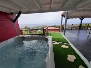 Outdoor spa tub