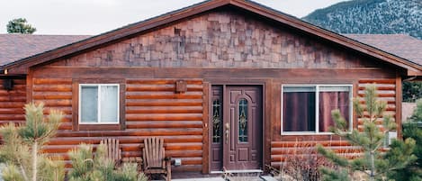 Longs Peak Lodge your next mountain vacation!