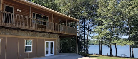 Unwind on Cherokee! Level yard access to the dock and lake. 
