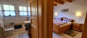 Ehrenmättlehof: Ferienwohnung E06, 85qm, max. 3 Personen-Badezimmer Schlafzimmer