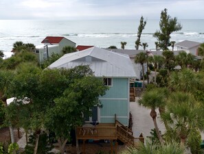 1 house away from the beach, 50 steps to the beautiful sandy beach of the gulf.