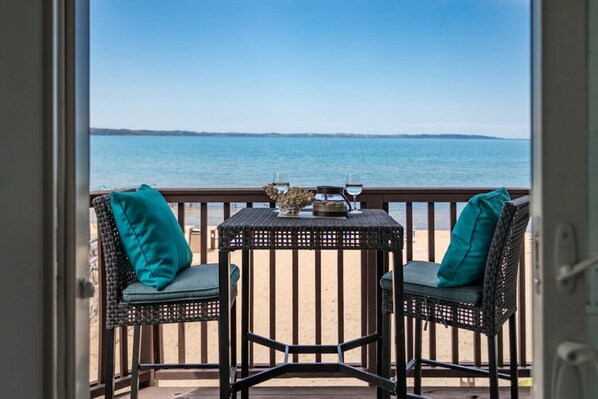 Balcony view of the bay from the living area for enjoying the fresh air and stunning scenery! 🌊✨