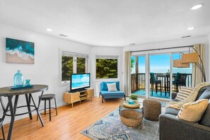Open-concept living room with a queen sofa bed, perfect for relaxation or entertainment! 🛋️📺