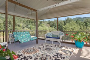 Enjoy coffee on the front screened porch. Deck lights are awesome in the evening