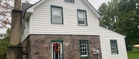 Welcome to the Carriage House at Valley Forge. Parking right next to entrance.