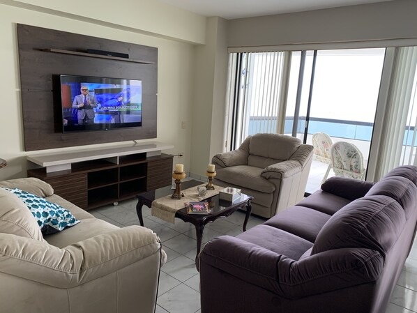 Living room with TV 
Internet of 40 mbps