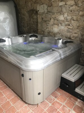 Outdoor spa tub