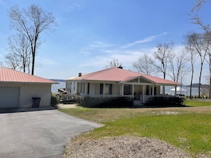 Large driveway with ample parking