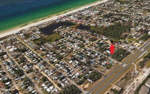 George Beach Home is a 10 min walk to the emerald waters of the Gulf of Mexico