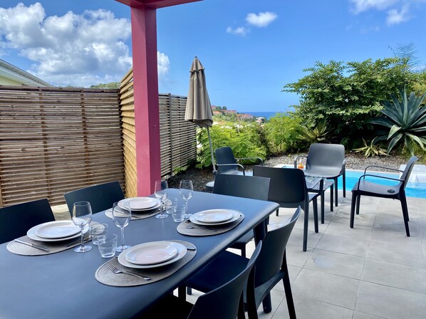 Terrasse avec table à manger, mobilier de jardin, barbecue et piscine privée