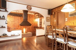 Vi piace fare il fuoco? Questa è la casa giusta per voi!