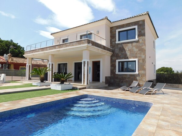 Villa & Pool 