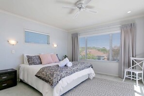 Master bedroom with king bed - Upstairs