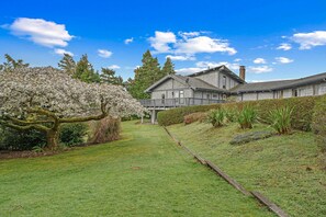 Dunecastle - Side yard and front of house