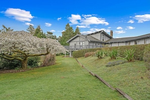 Dunecastle - Side yard and front of house