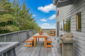 Wrap around deck with 2 large picnic tables