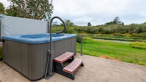 Watch the wildlife and boats from the hot tub