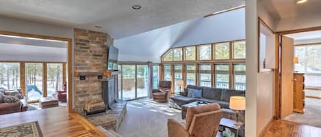 Bend Vacation Rental | 4BR | 3BA | 2-Story Home | 2,437 Sq Ft