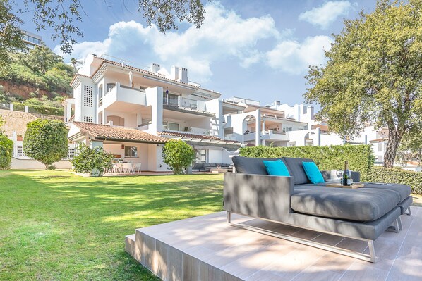 Luxury groundfloor with private garden with a lot of sun and shadows