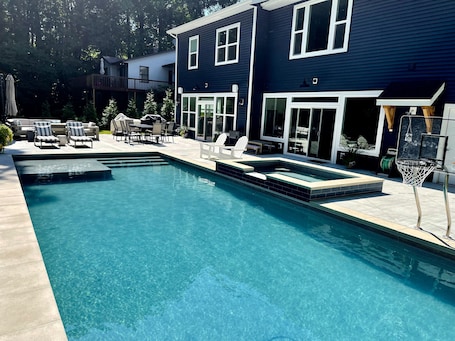 39' Gunite Swimming Pool with tanning bed, spa and automatic pool cover
