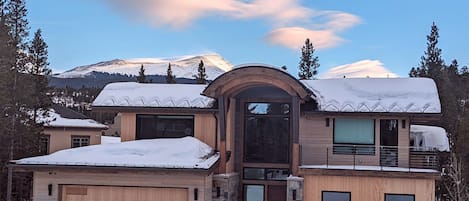 Ski-in/ski-out new luxury home near town