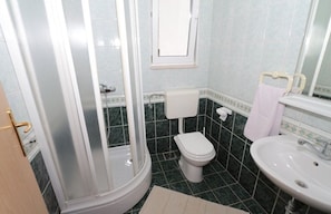 R1(2+1): bathroom with toilet