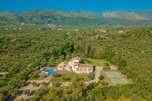 Astarte Villas - Istar Villa with Tennis Court