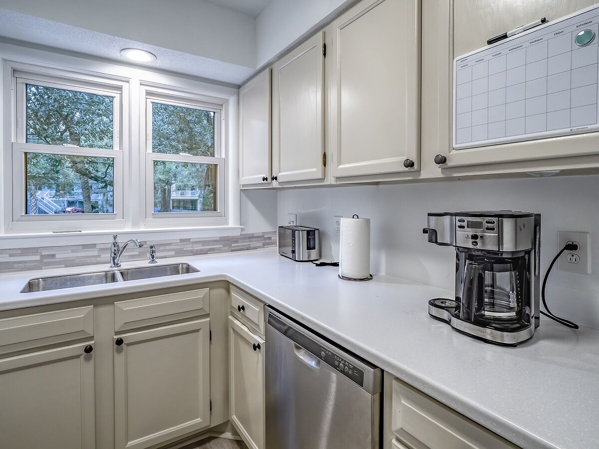 Renovated 2 BR + Loft/2BA Tarpon Pond Cottage! Great Views! Amenity Cards & Pets!