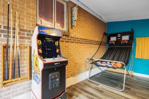 Active Entertainment Space: A dynamic area boasting a basketball hoop, pool sticks for billiards action, and a selection of arcade games for endless fun and competition.