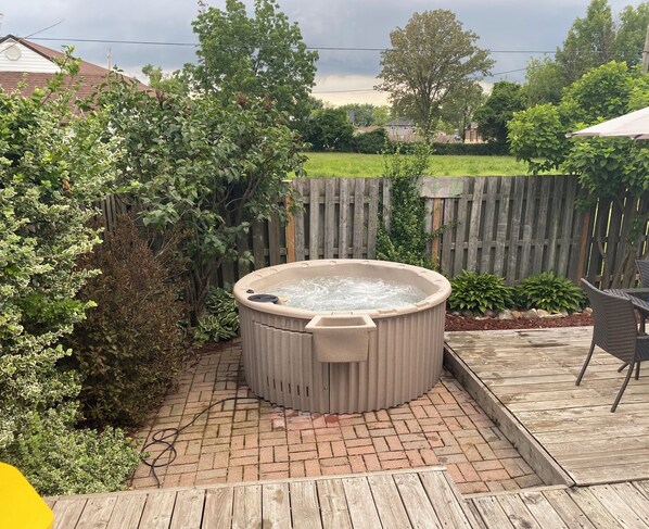 6 person hot tub