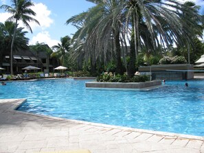 Large pool adjacent to beach (1)