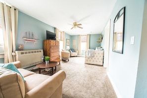 Living room with twin trundle daybed (two twins).