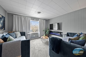 Two twin daybeds with twin trundles (4 twins), electric fireplace and smart T.V. with Wifi (no cable)