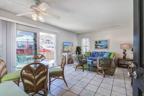 The side entrance opens into the main living area, with its open floor concept including dining table and living room.
                