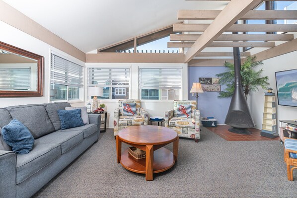 A frisbee throw from the sand and boardwalk, this vintage split-level unit has everything you need for an unforgettable family vacation!
                