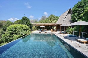 Enjoy one of the largest infinity pools in area, complete with panoramic views to the ocean and over the jungle. Available to all guests of Calamocha Lodge