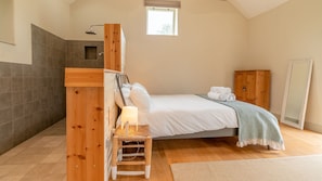 Bedroom & en-suite wet room, Bull Pen, Bolthole Retreats