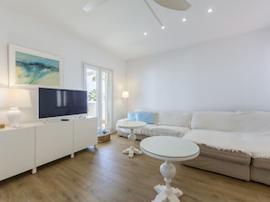 Möbel, Interior Design, Couch, Flooring, Wohnzimmer, Fussboden, Decke, Tabelle, Wohnung, Zimmer