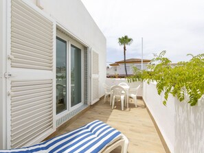 Wohnung, Balkon, Schatten, Gartenmöbel, Zimmerpflanze, Fliese, Hotel