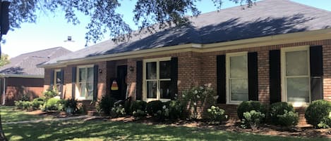 The house is in a quiet neighborhood in a culdesac. 