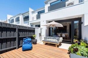 Seamless flow between indoor-outdoor living epitomises the coastal lifestyle
