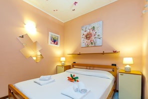 Schlafzimmer mit Doppelbett