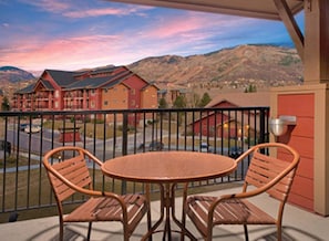Balcony w/ table & chairs
