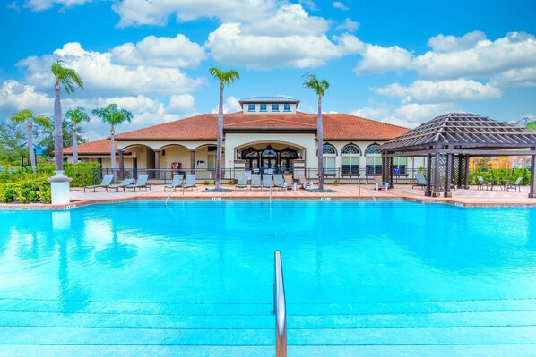 Bella Vida Resort pool