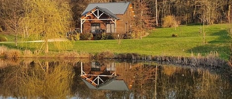 Vue de la maison au bord de l'étang